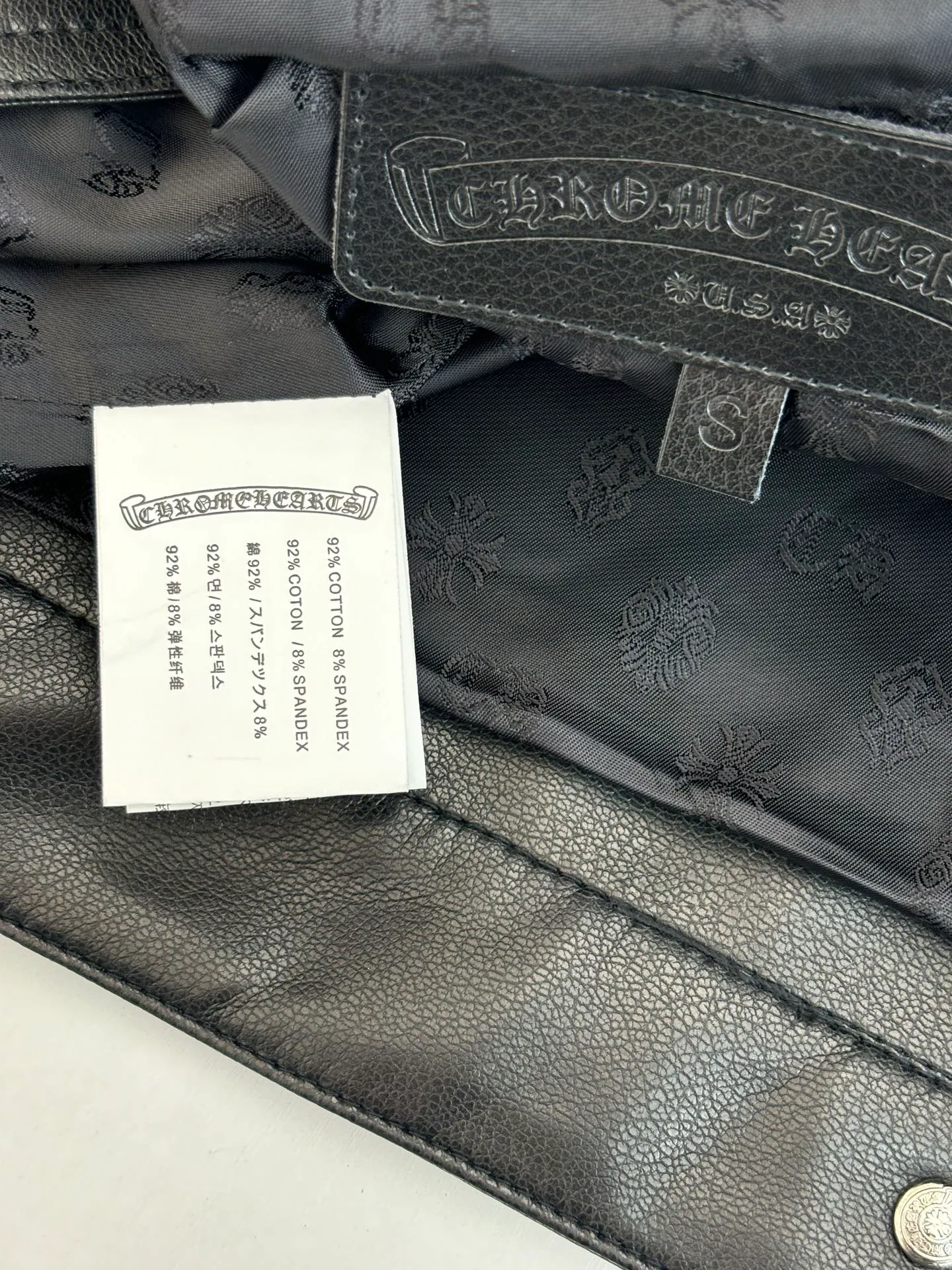 P850 Chrome Heart*/Chrome Heart 24SS CH double-sleeved flame vine embroidered leather jacket Originally purchased for 84,300, the fabric is custom-woven using black pebbled composite two-layer sheepskin material, custom-made silk jacquard logo lining, embroidery is processed using TAJIMA machine, appliqué embroidery technology, back imported template machine shape, customized genuine leather trademark, customized genuine leather size, customized 5.8cm metal logo mark, customized 18mm four-button buckle, customized 18mm two-button button, a full set of three-label accessories, exclusively produced.  Size：S/M/L